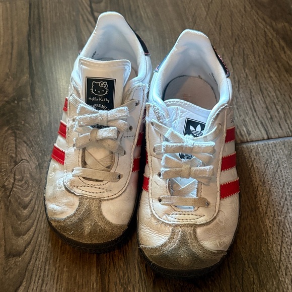 Adidas HELLO Kitty 50th Anniversary - Picture 2 of 13